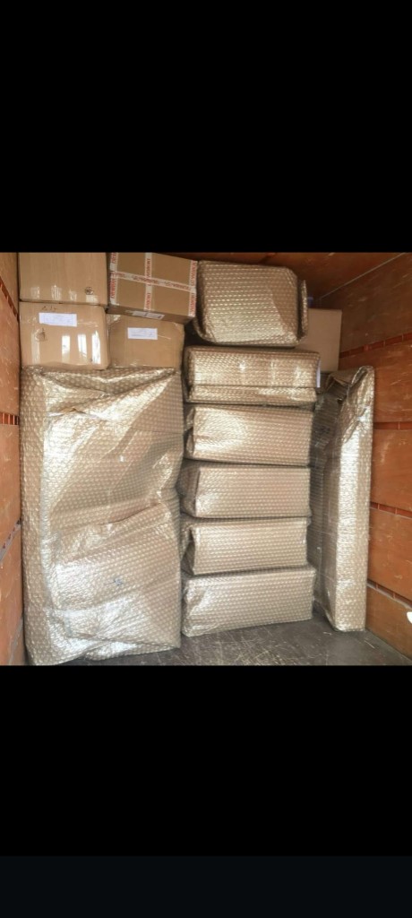 Nakliye aracına özenle yerleştirilmiş paketler
